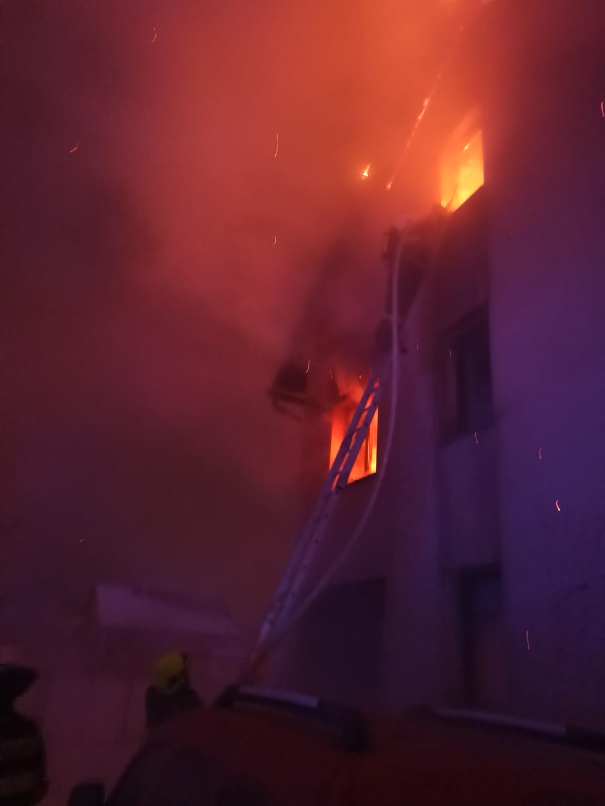 005-Požár rodinného domu v Chrástu.jpg