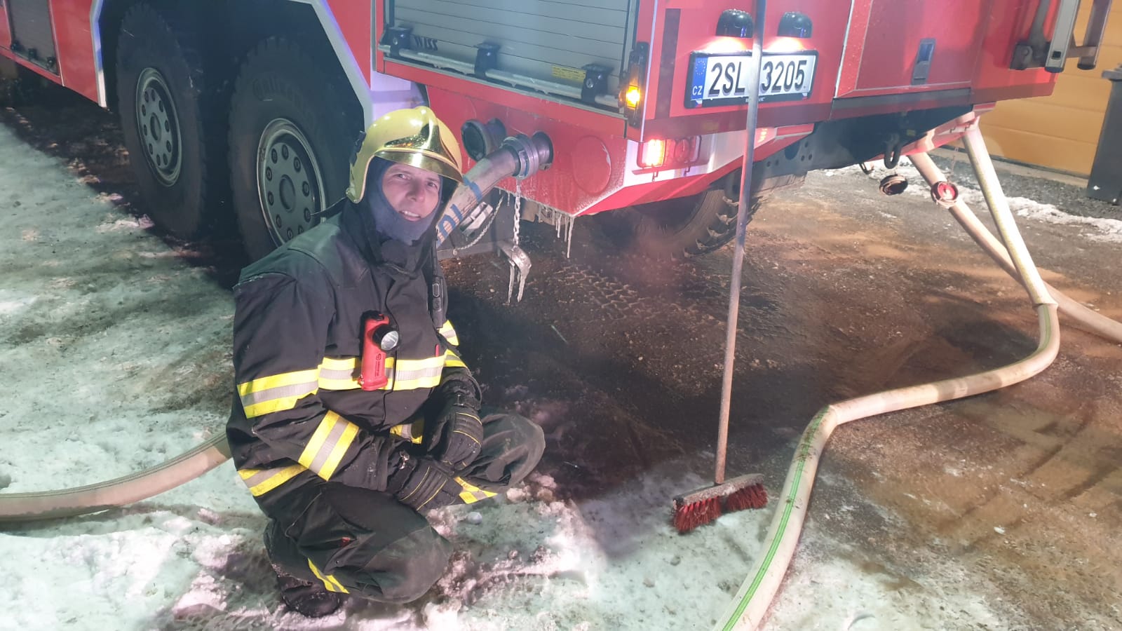 019-Práci hasičům komplikoval silný mráz.jpg