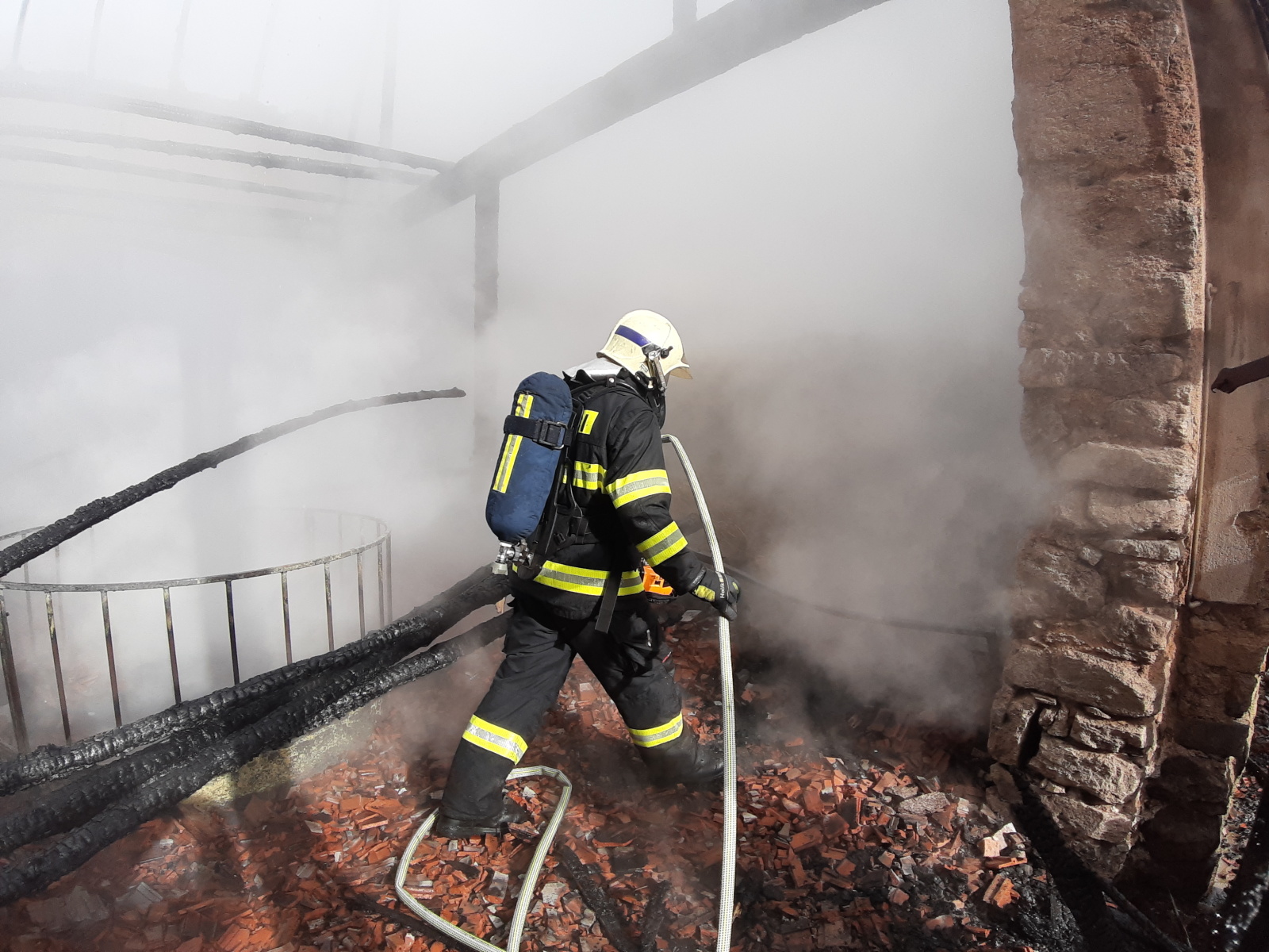 008-Požár stodoly v obci Bezděkov.jpg