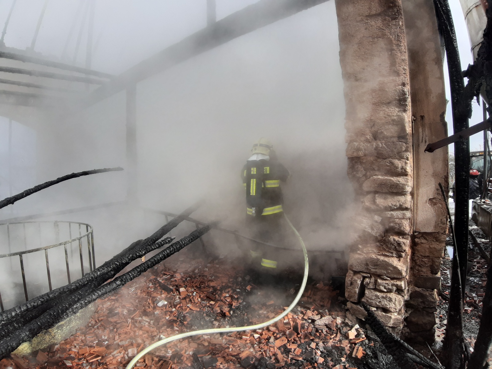 009-Požár stodoly v obci Bezděkov.jpg