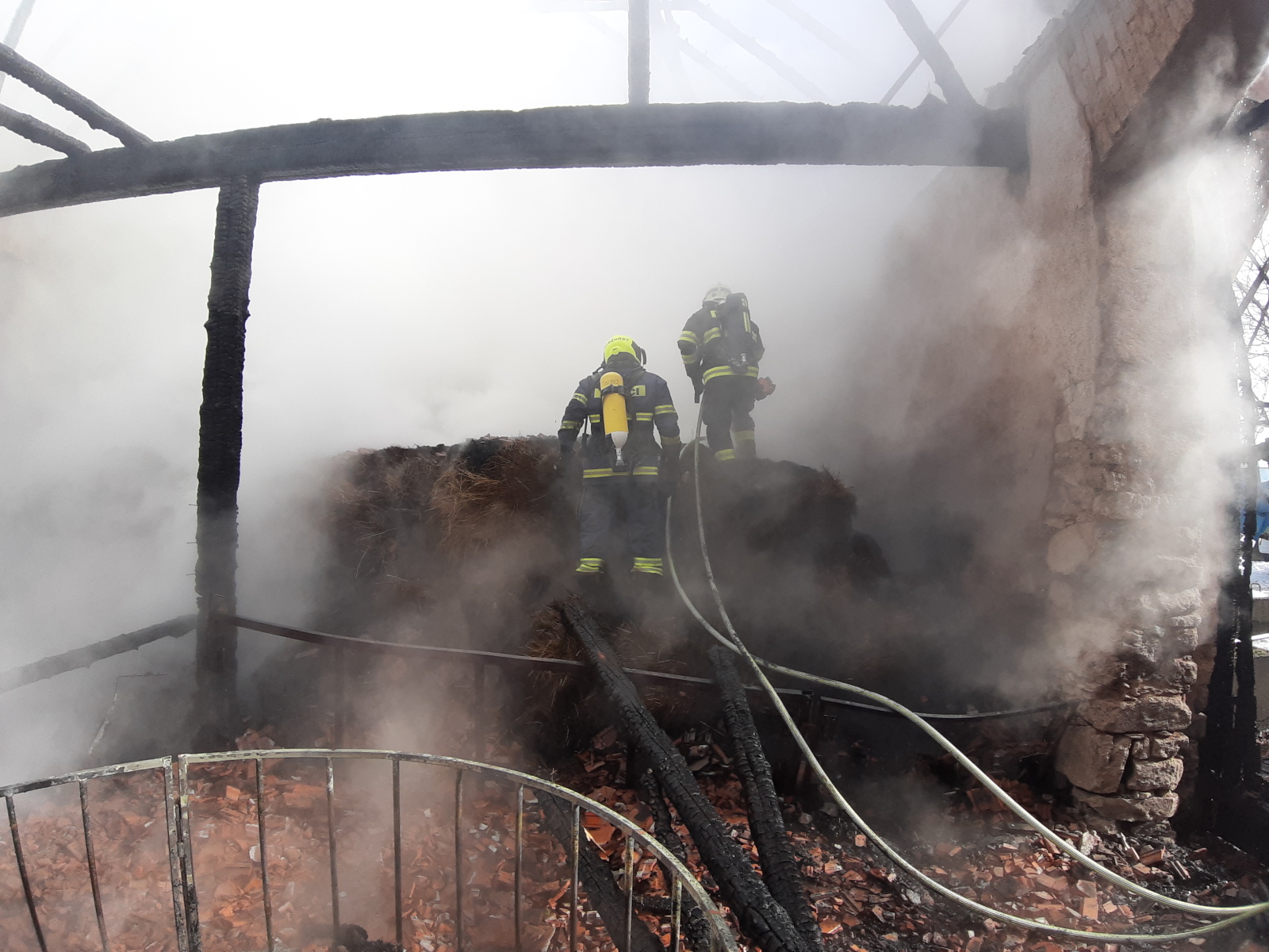 012-Požár stodoly v obci Bezděkov.jpg
