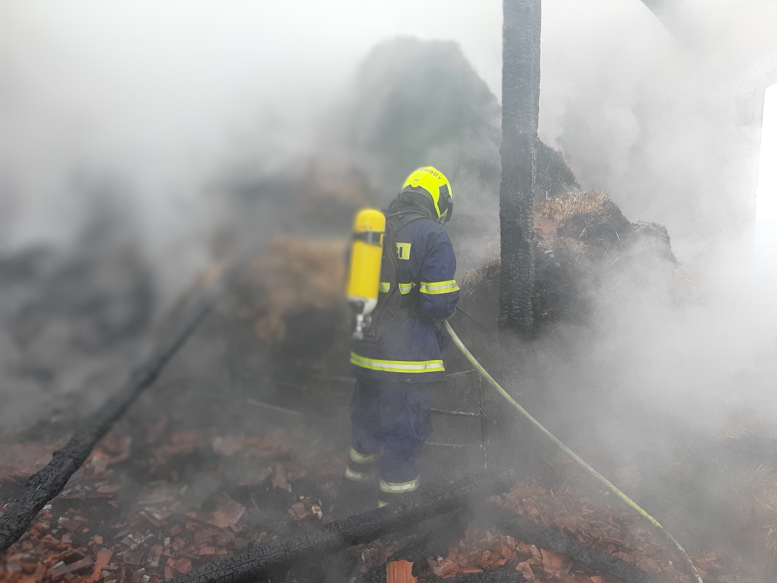 013-Požár stodoly v obci Bezděkov.jpg