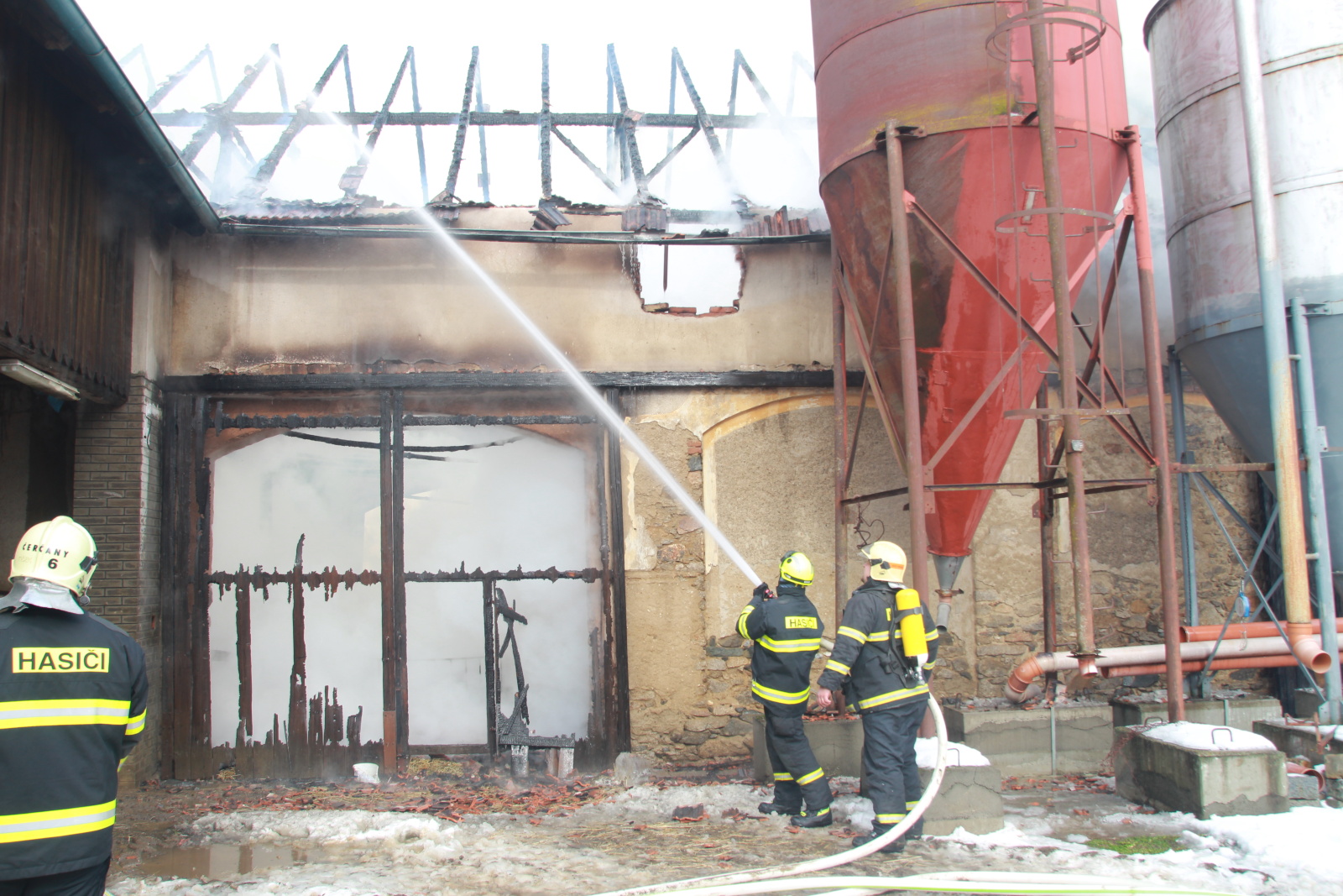 016-Požár stodoly v obci Bezděkov.jpg
