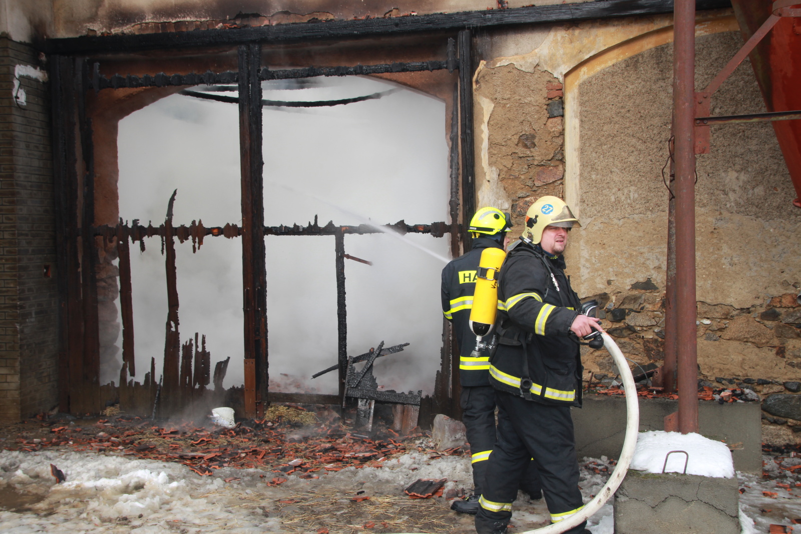 018-Požár stodoly v obci Bezděkov.jpg