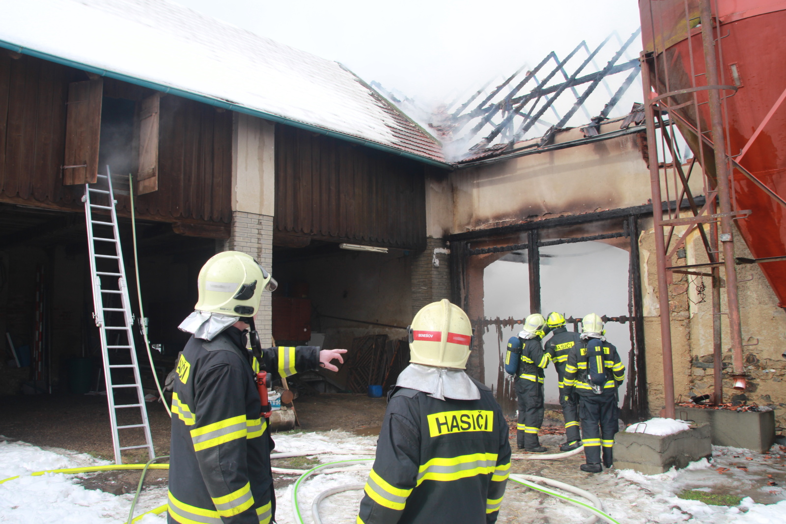 019-Požár stodoly v obci Bezděkov.jpg
