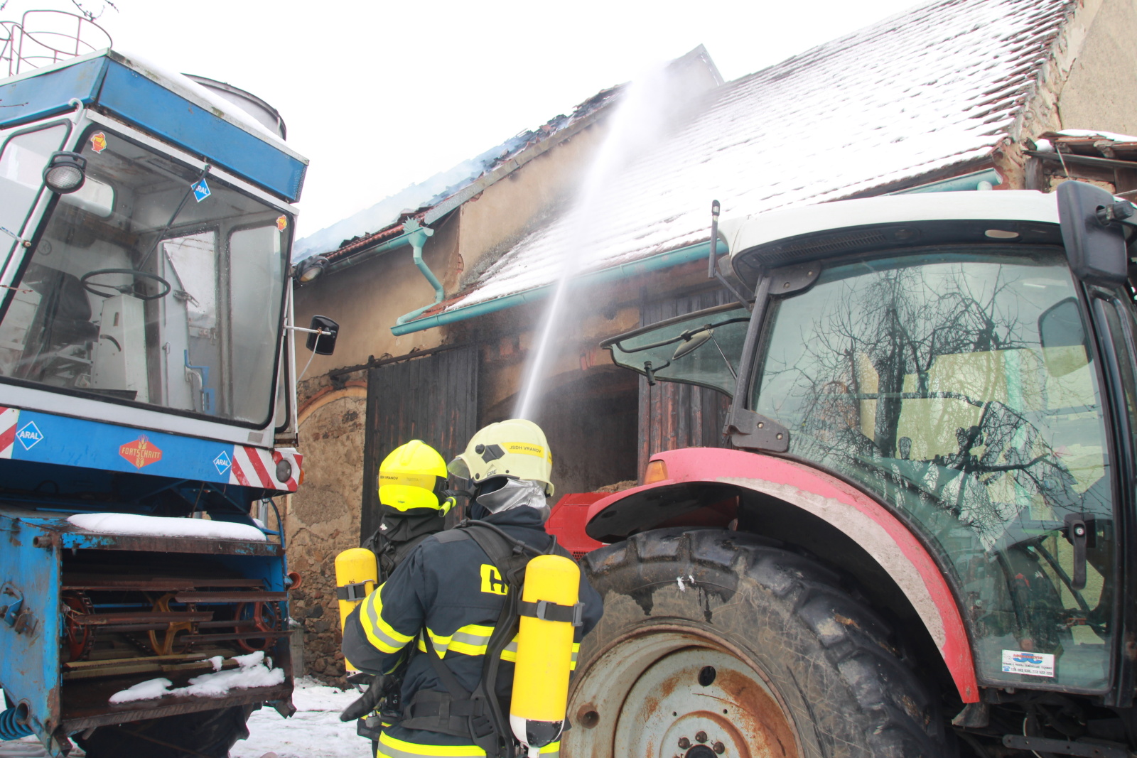 020-Požár stodoly v obci Bezděkov.jpg