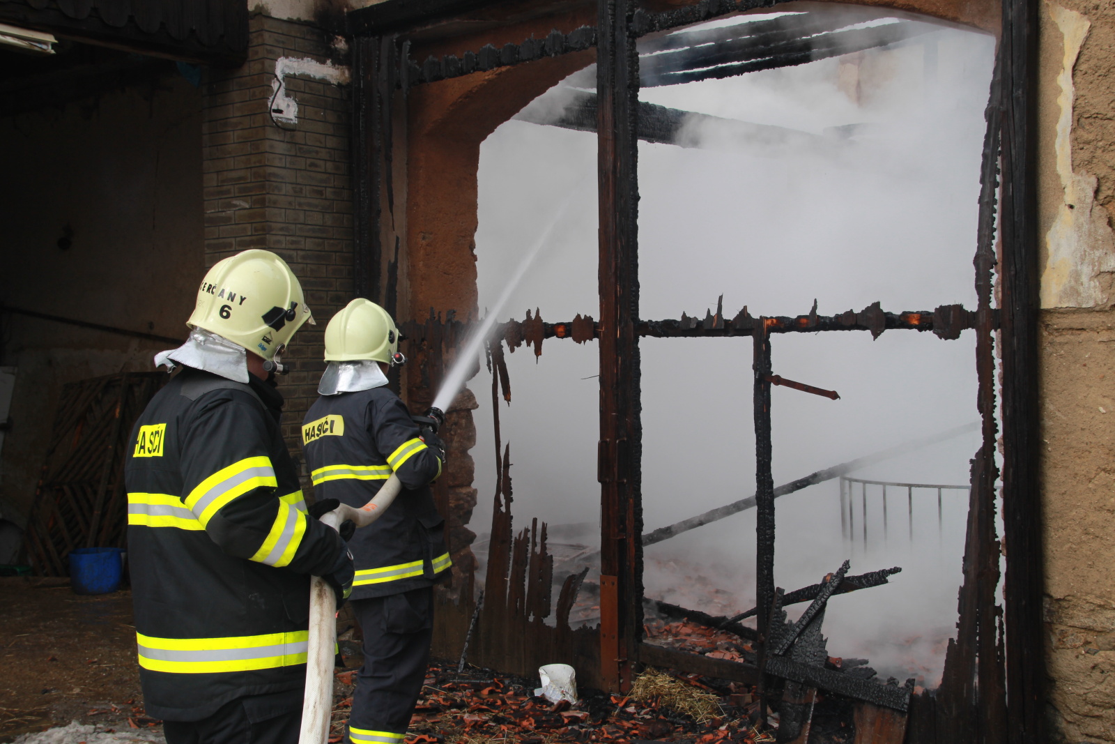 022-Požár stodoly v obci Bezděkov.jpg