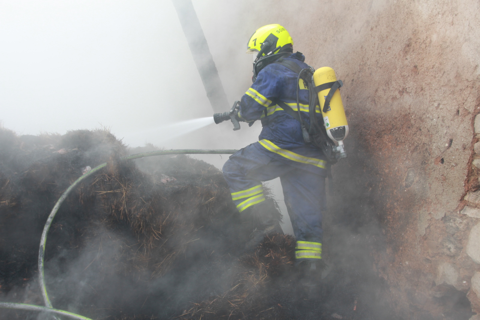 023-Požár stodoly v obci Bezděkov.jpg