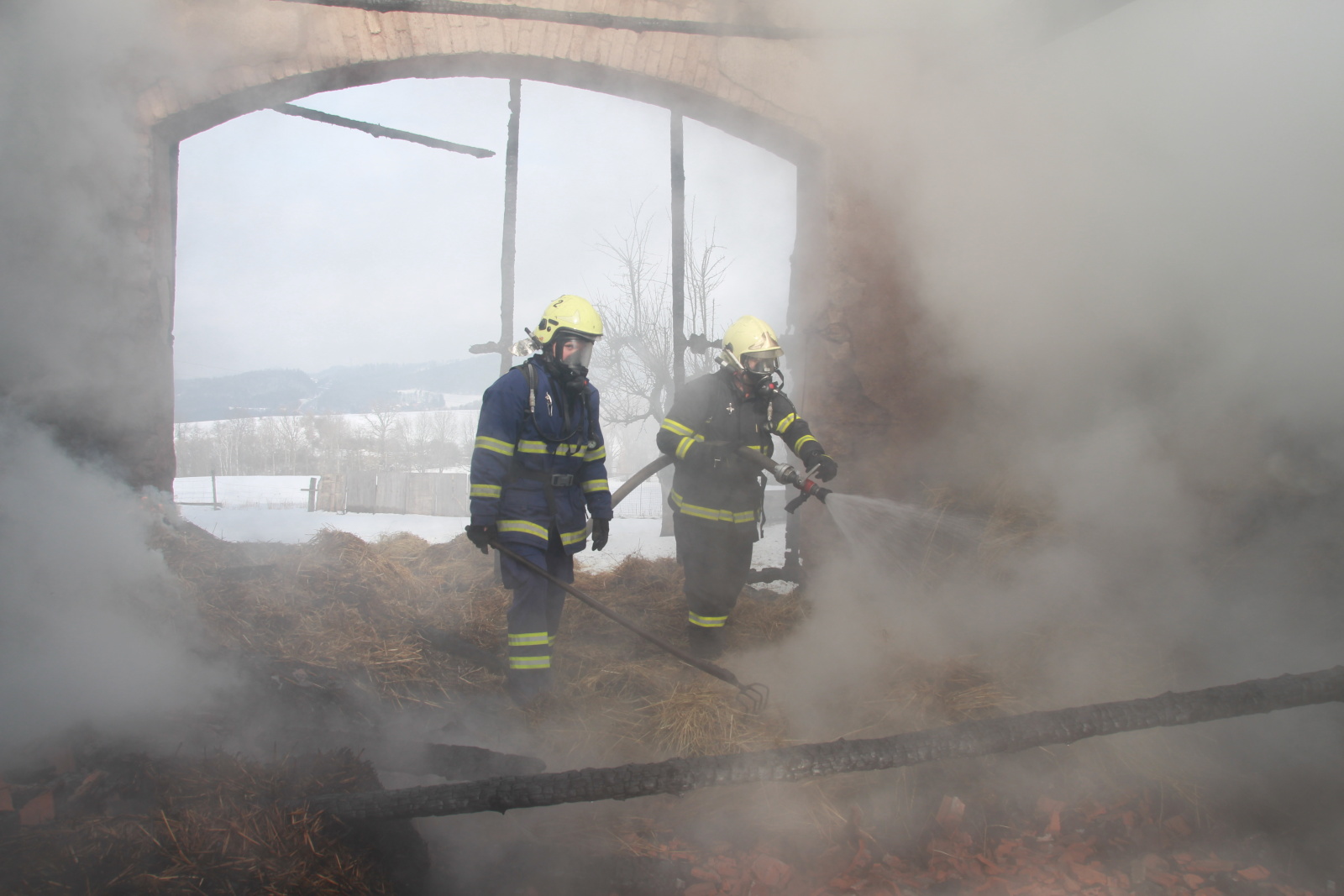 025-Požár stodoly v obci Bezděkov.jpg