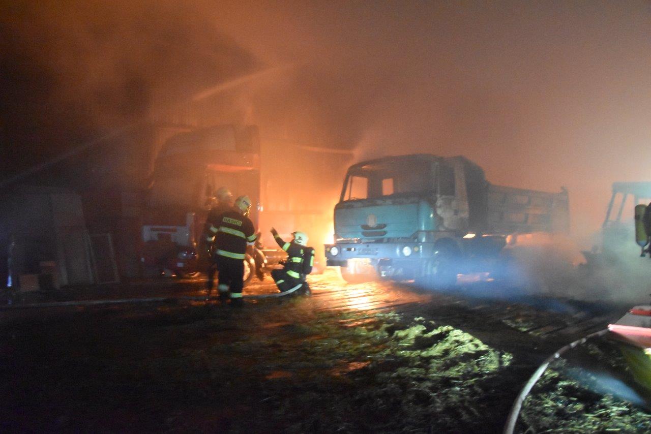 008-Požár zemědělské haly v obci Hřivno.jpg