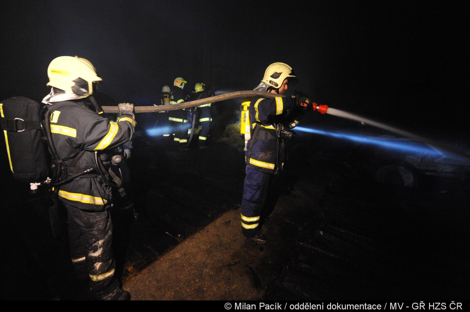 021-Požár zemědělské haly v obci Hřivno.jpg