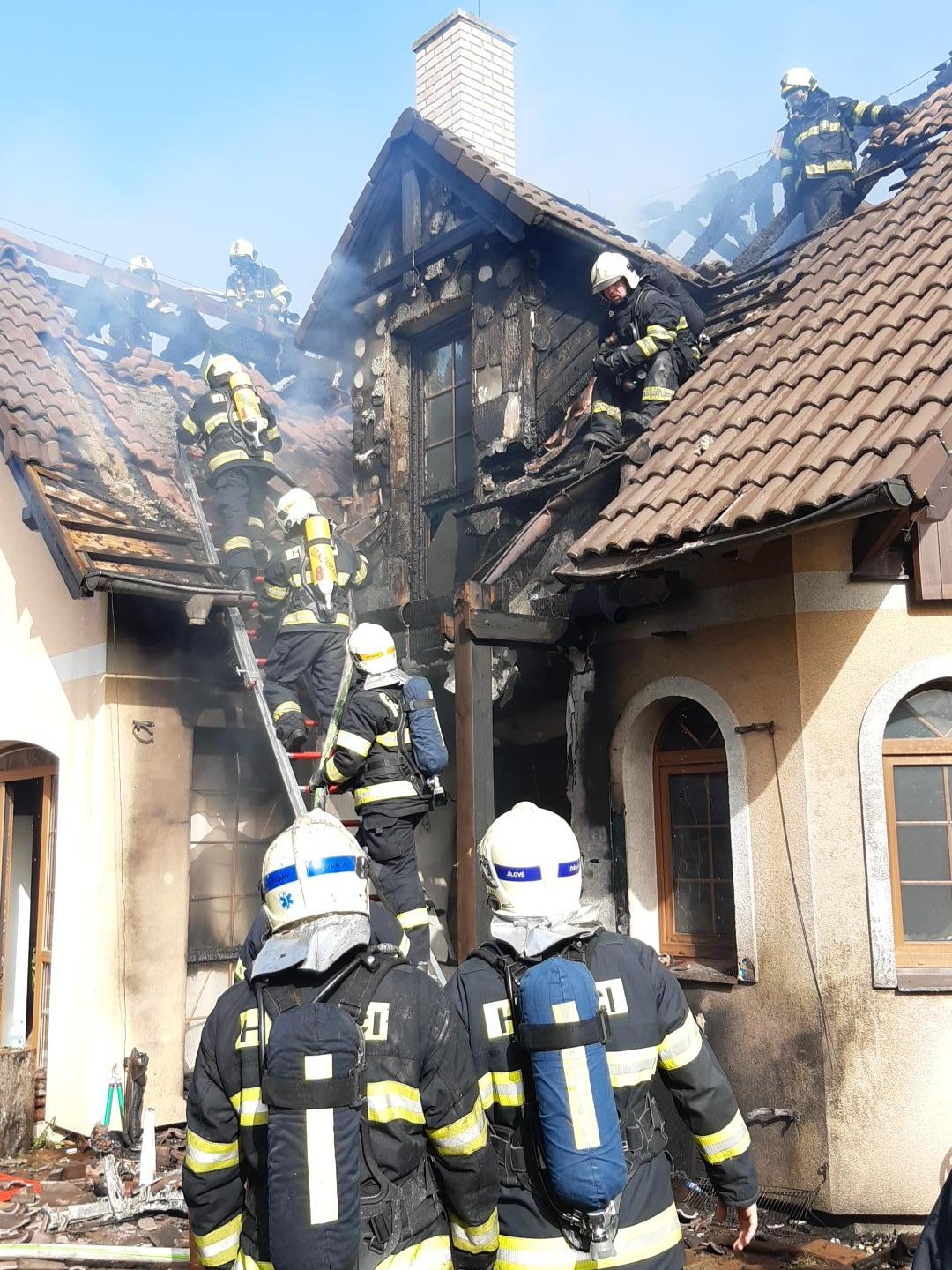 008 - požár domu Nupaky - rozebírání střešní konstrukce.jpg