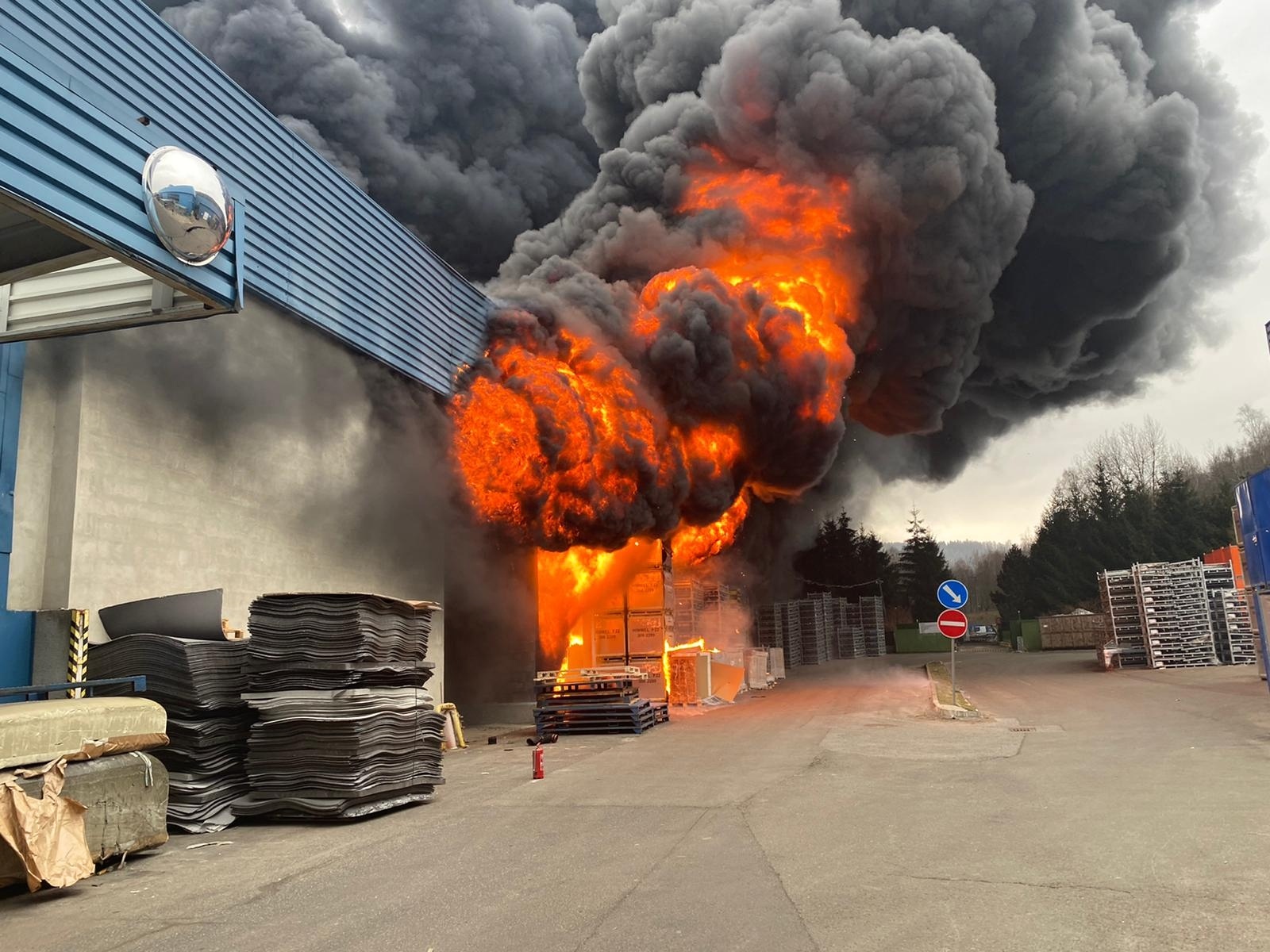 LIK_požár v Chrastavě_pohled na hořící průmyslovou halu halu.jpg