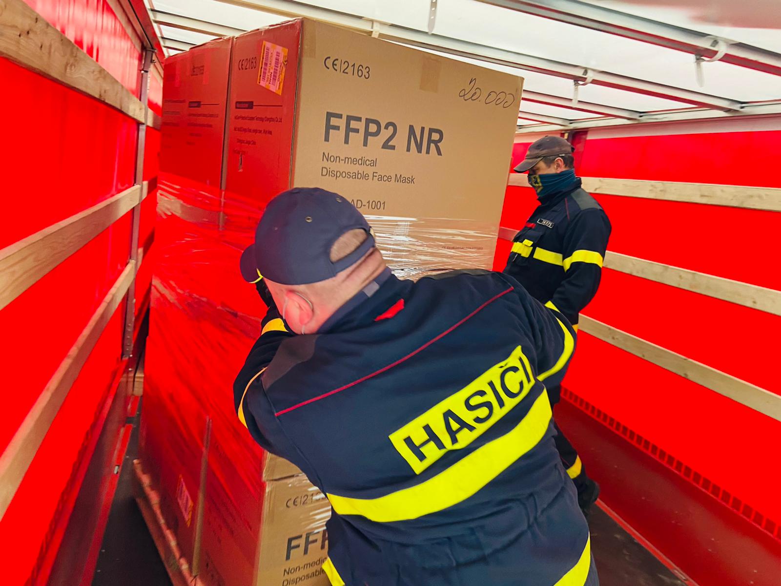 Příslušníci Záchranného útvaru HZS ČR připravují k distribuci respirátory FFP2 do potravinových bank