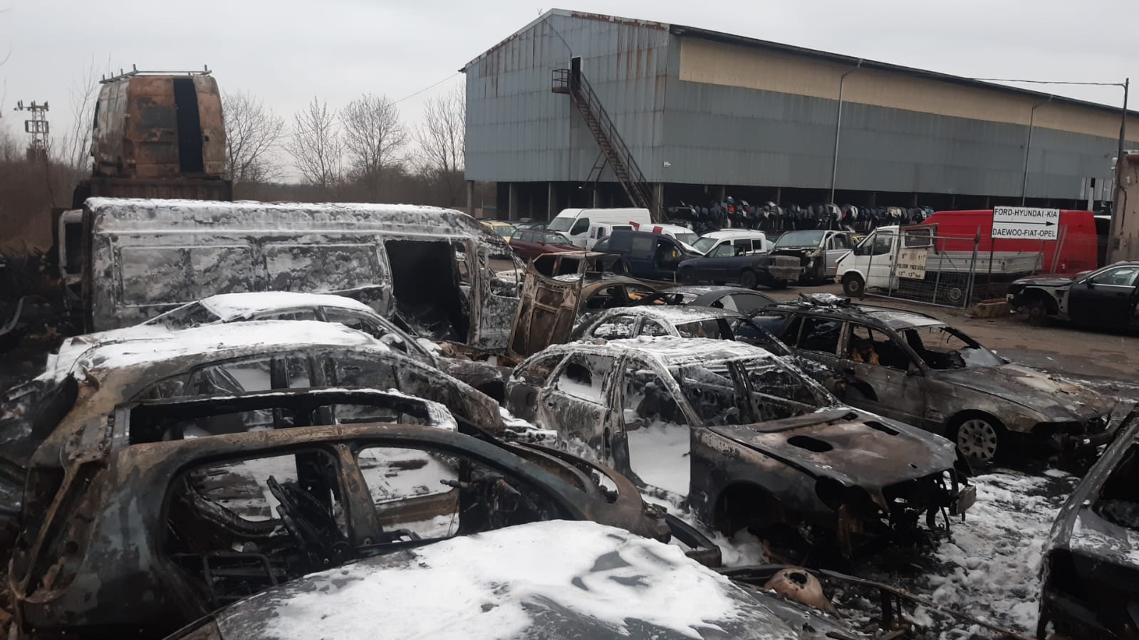 012-Zapěněné vraky aut zničené požárem.jpg