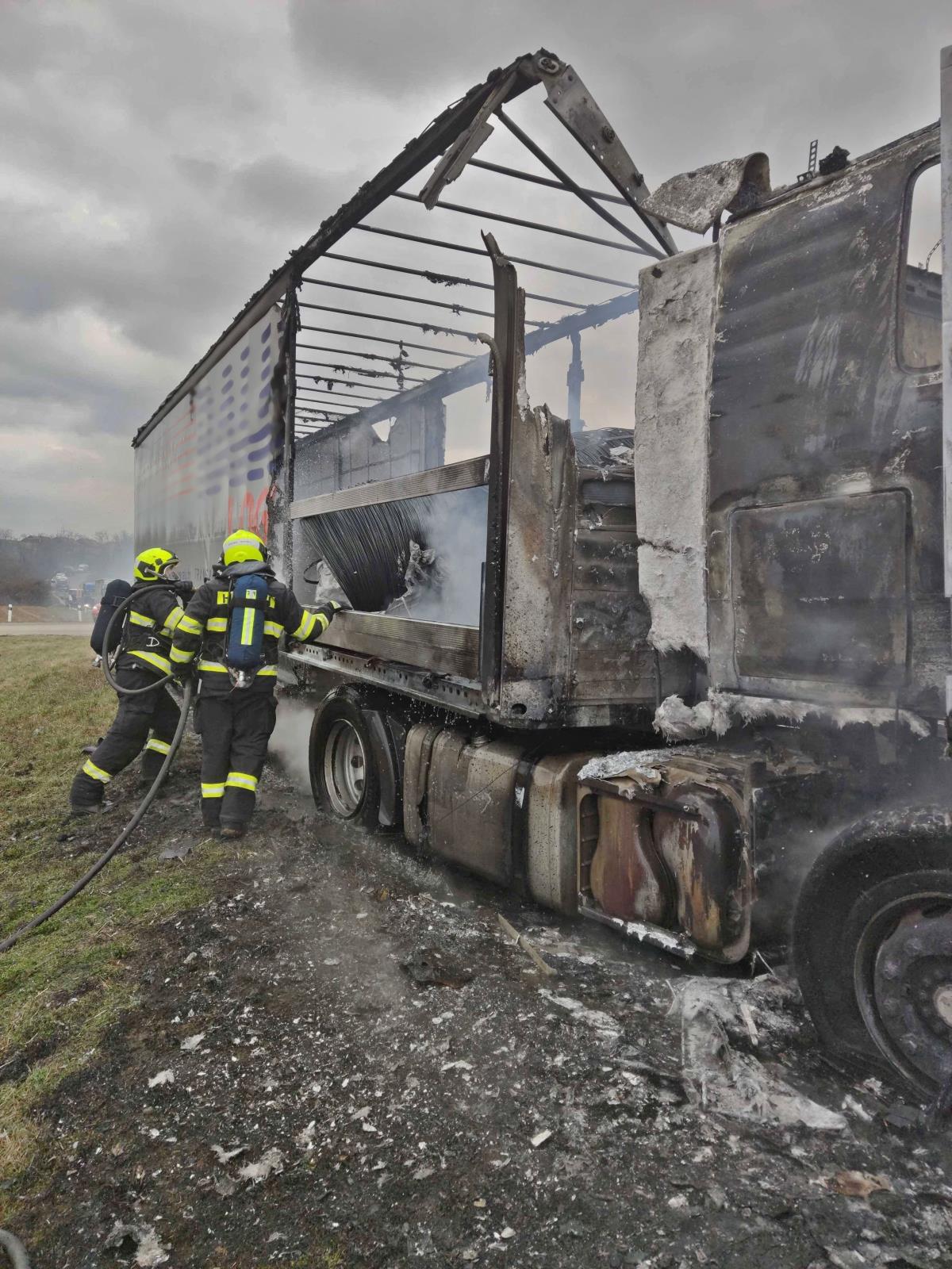 likvidace požáru kamionu (1).jpg