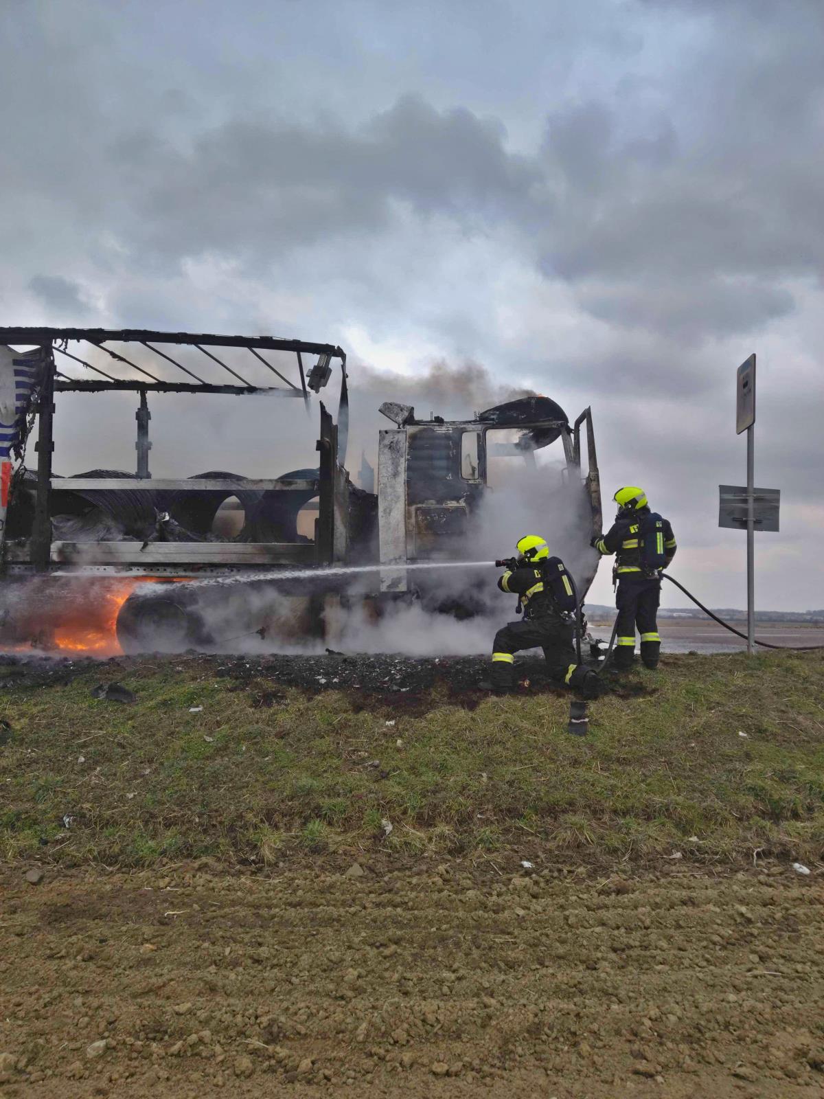 likvidace požáru kamionu (6).jpg