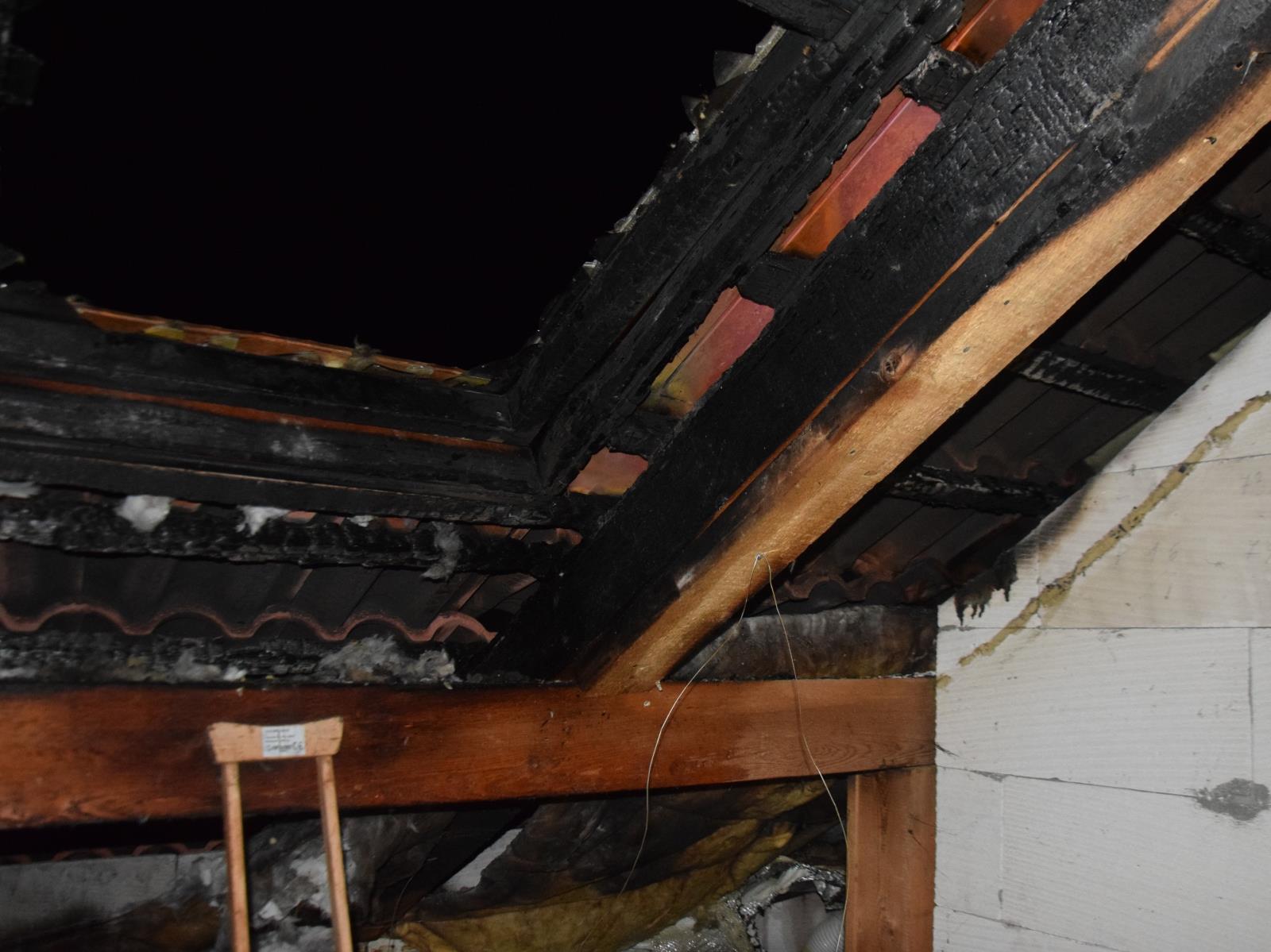 002 - požár kůlny a střechy rodinného domu.JPG