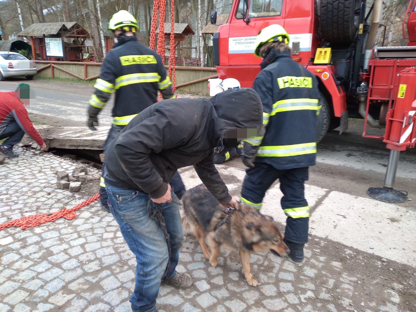 011 - záchrana psa z kanalizace.jpg