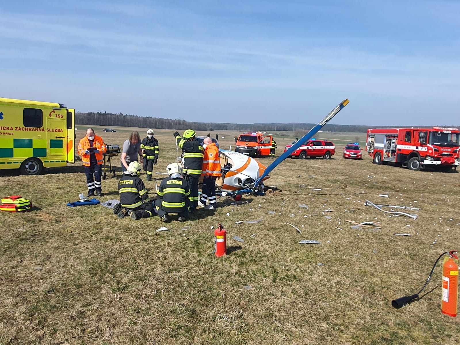 SČK_hasiči pomáhali při záchraně osob u nehody vrtulníku.jpg