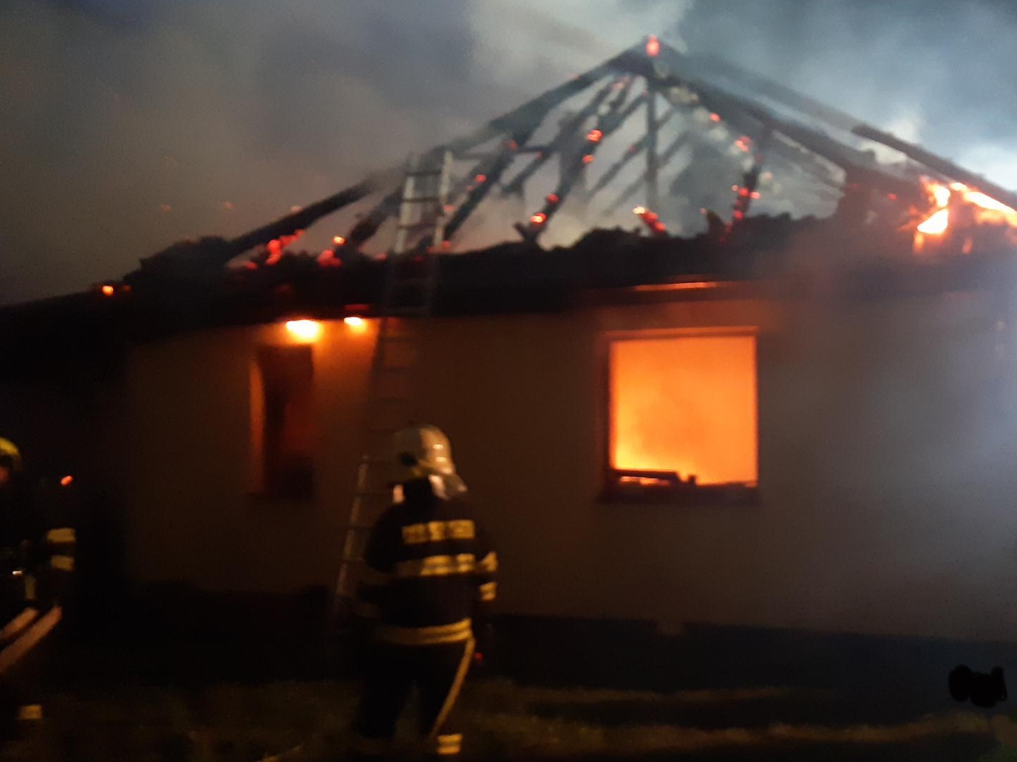 002 - noční požár rodinného domu v Nových Jirnech.jpg