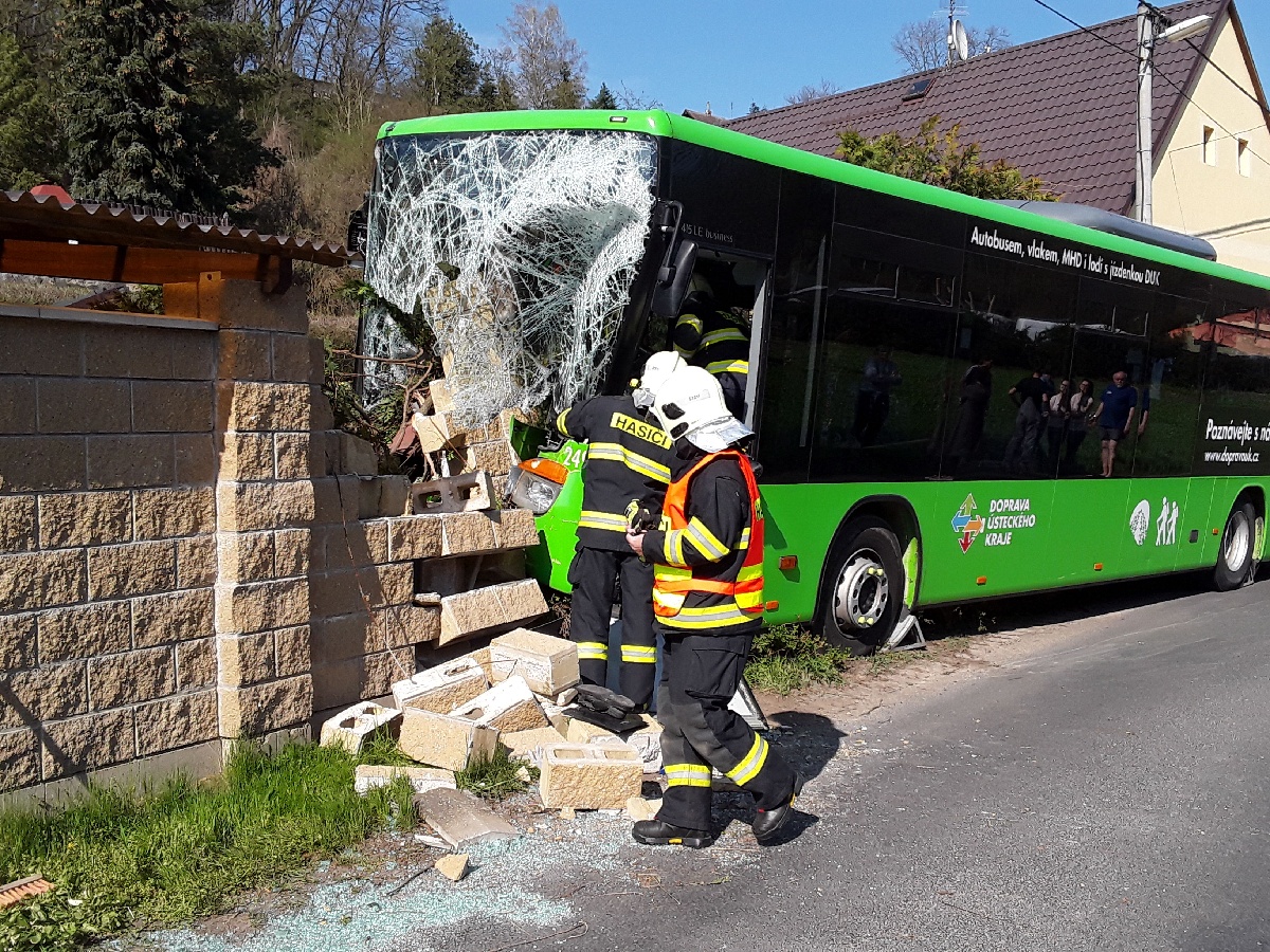 Dopravní nehoda autobusu (3).jpg