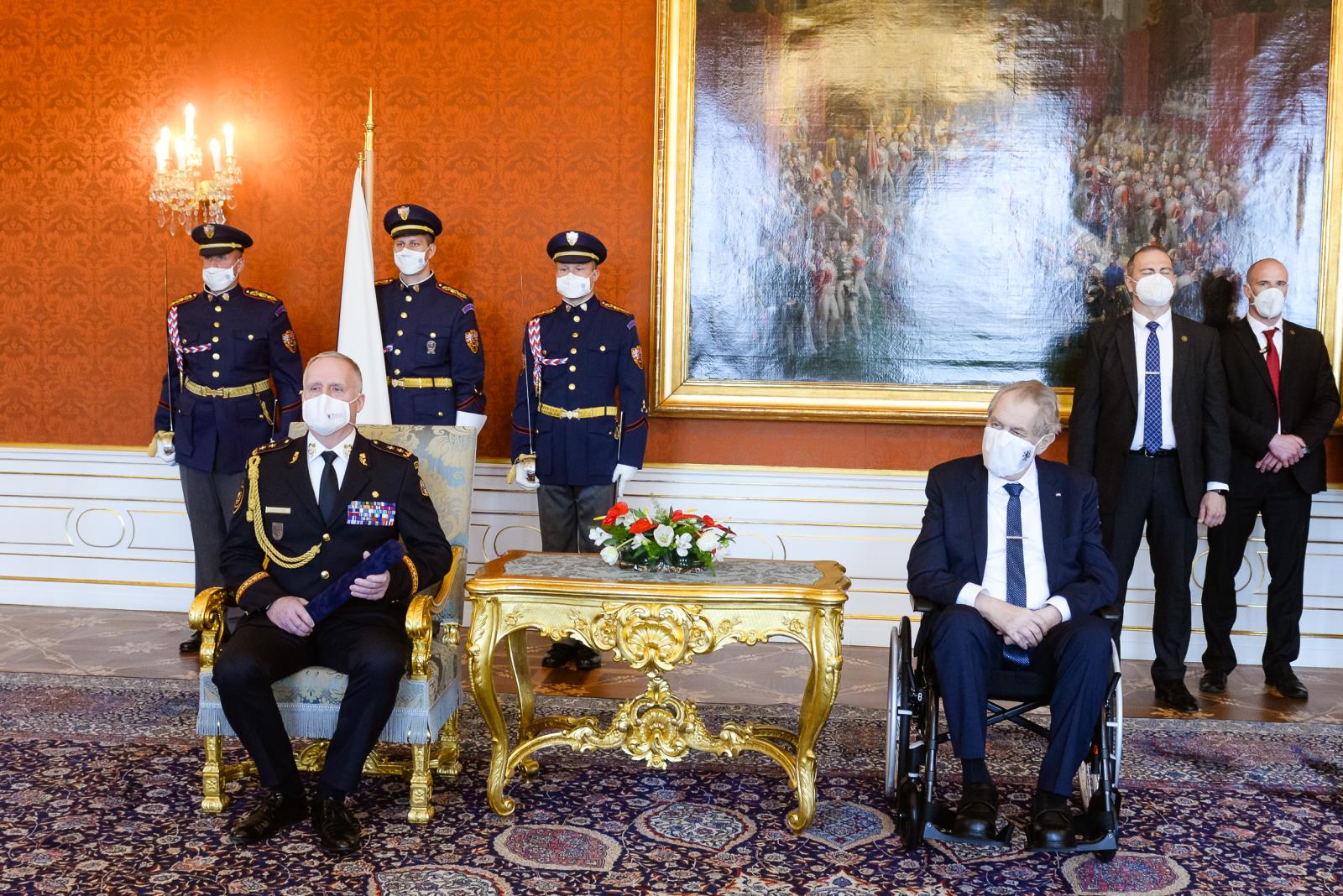 generálmajor Vlček - ředitel HZS Moravskoslezského kraje s prezidentem republiky.jpg