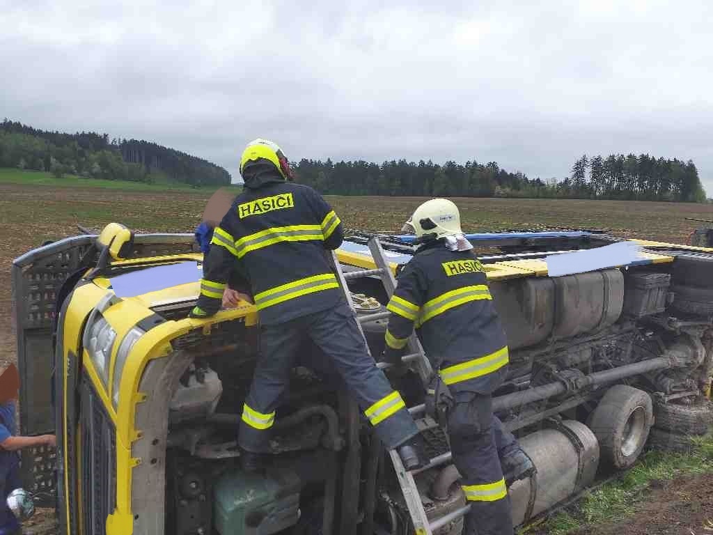 nehoda nákladního vozidla Kameničná 13.5.2021.jpg
