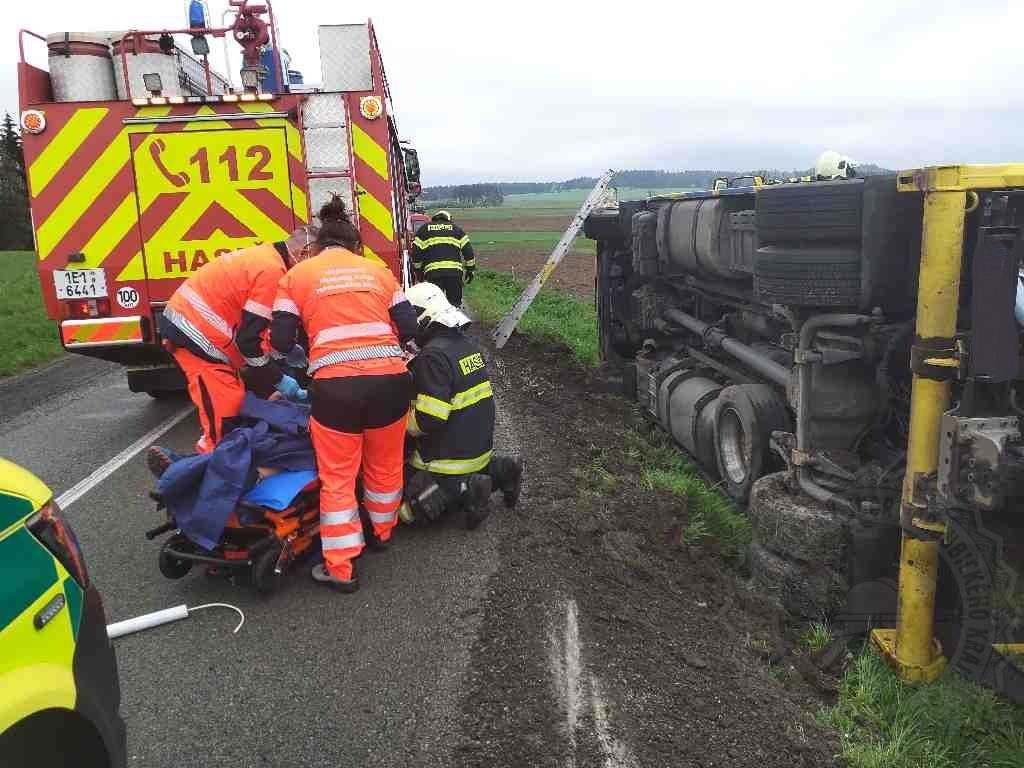 nehoda nákladního vozidla Kameničná5 13.5.2021.jpg