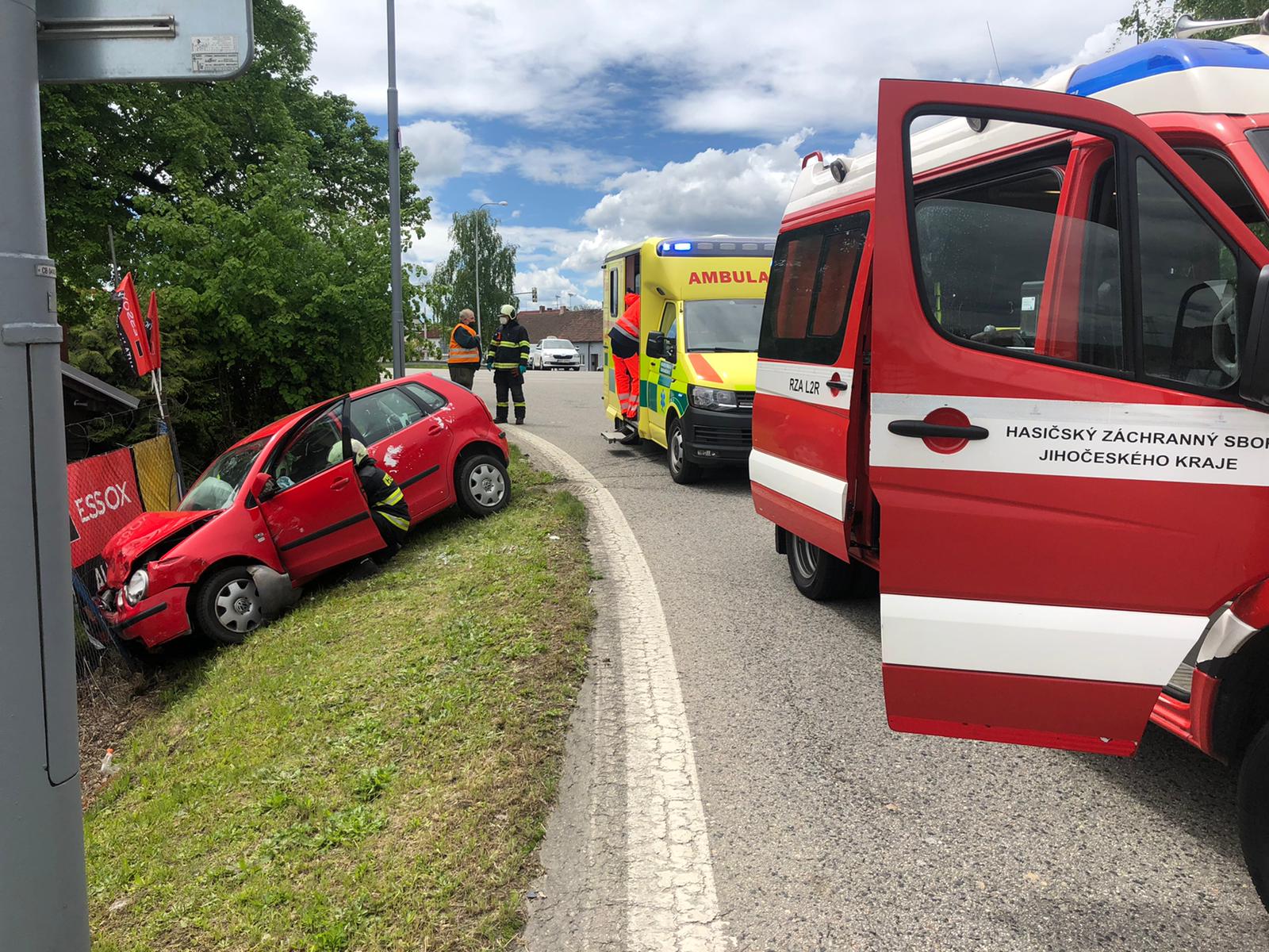 Dopravní nehoda 2 OA, České Budějovice - 26. 5. 2021 (2).jpg