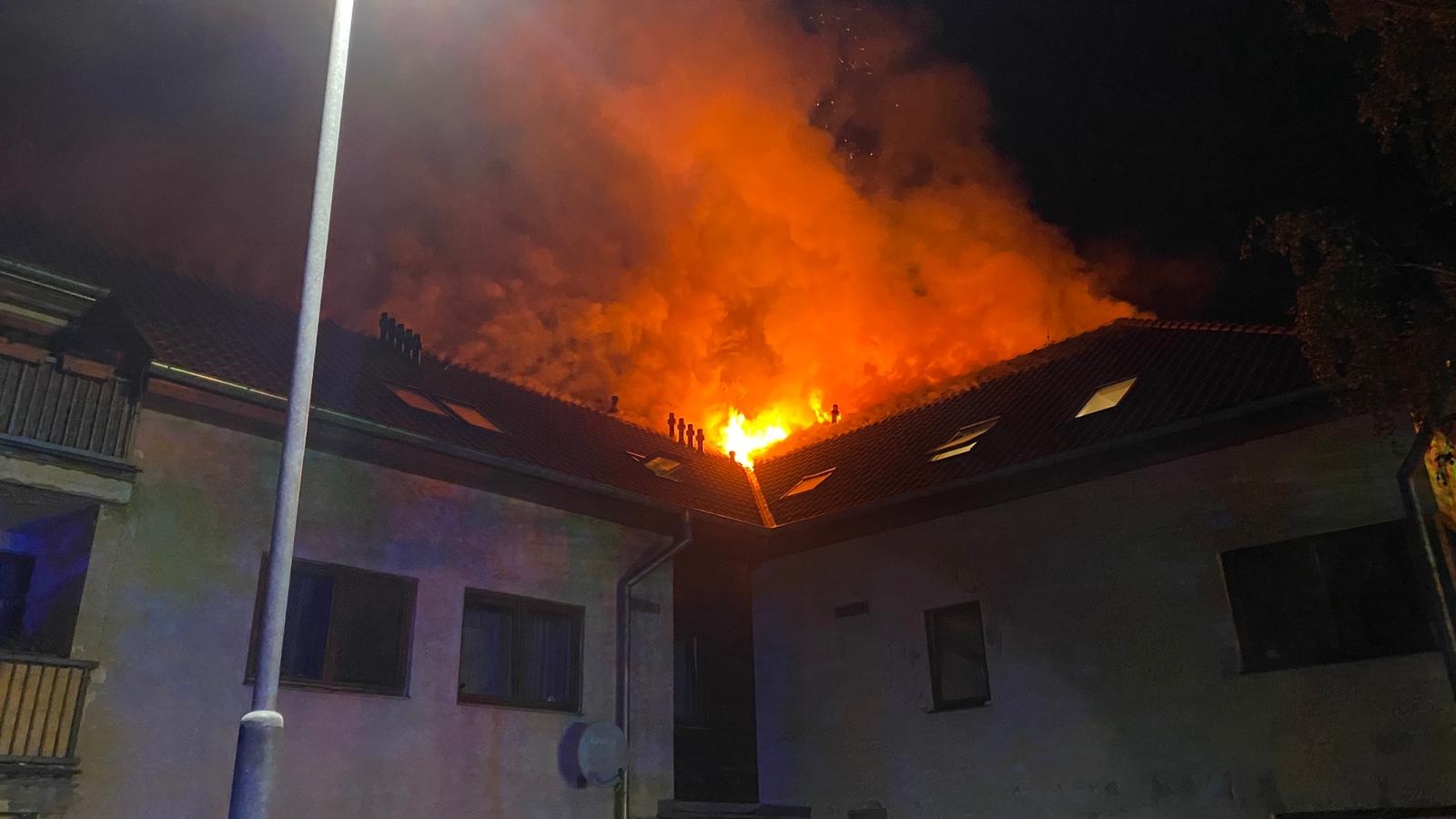 001 - požár střechy bytového domu.jpg
