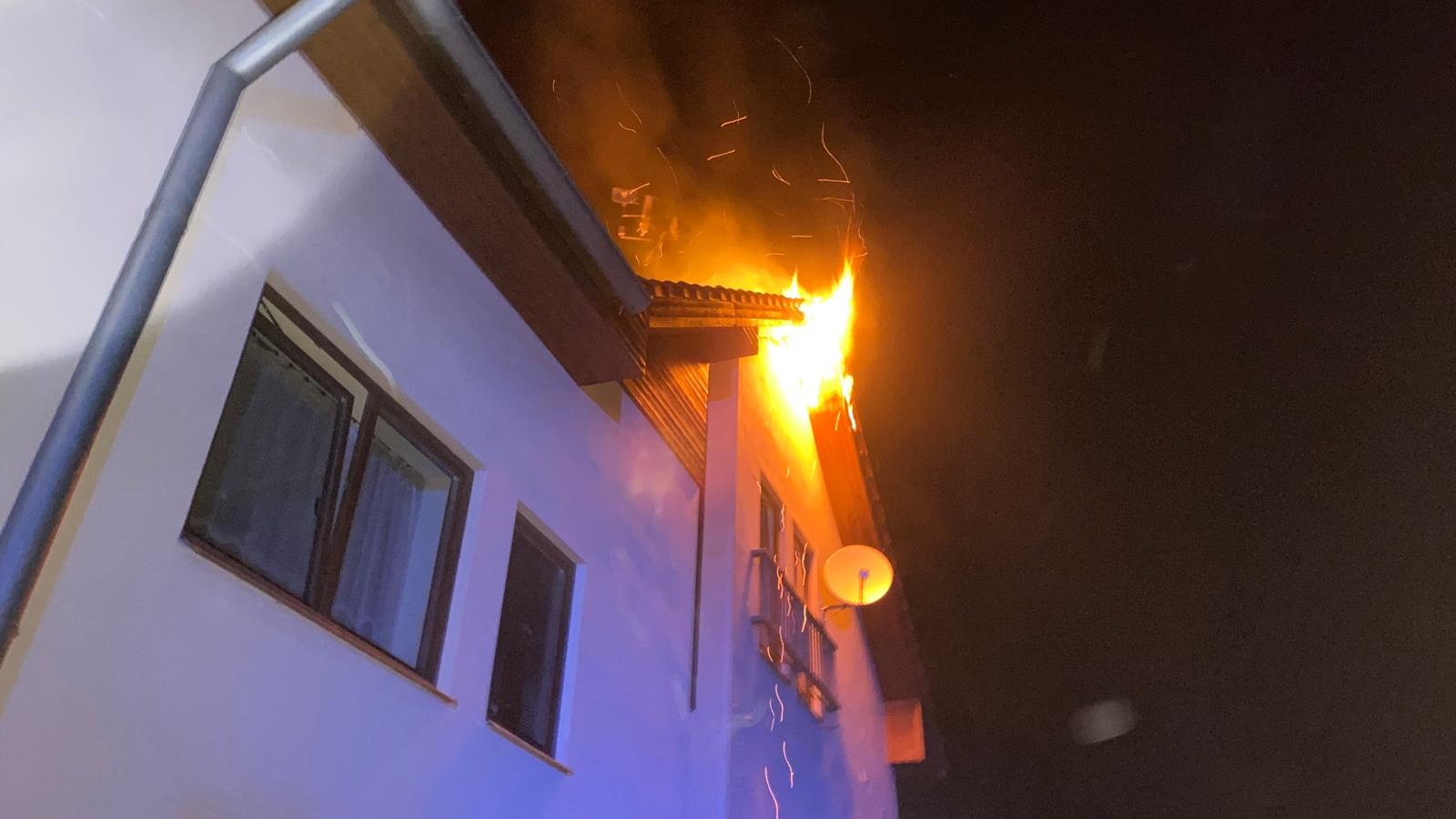 002 - požár střechy bytového domu.jpg