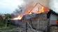 JMK_požár RD v obci Novosedly na Břeclavsku_pohled na zasahující hasiče a na hořící dům a dvůr