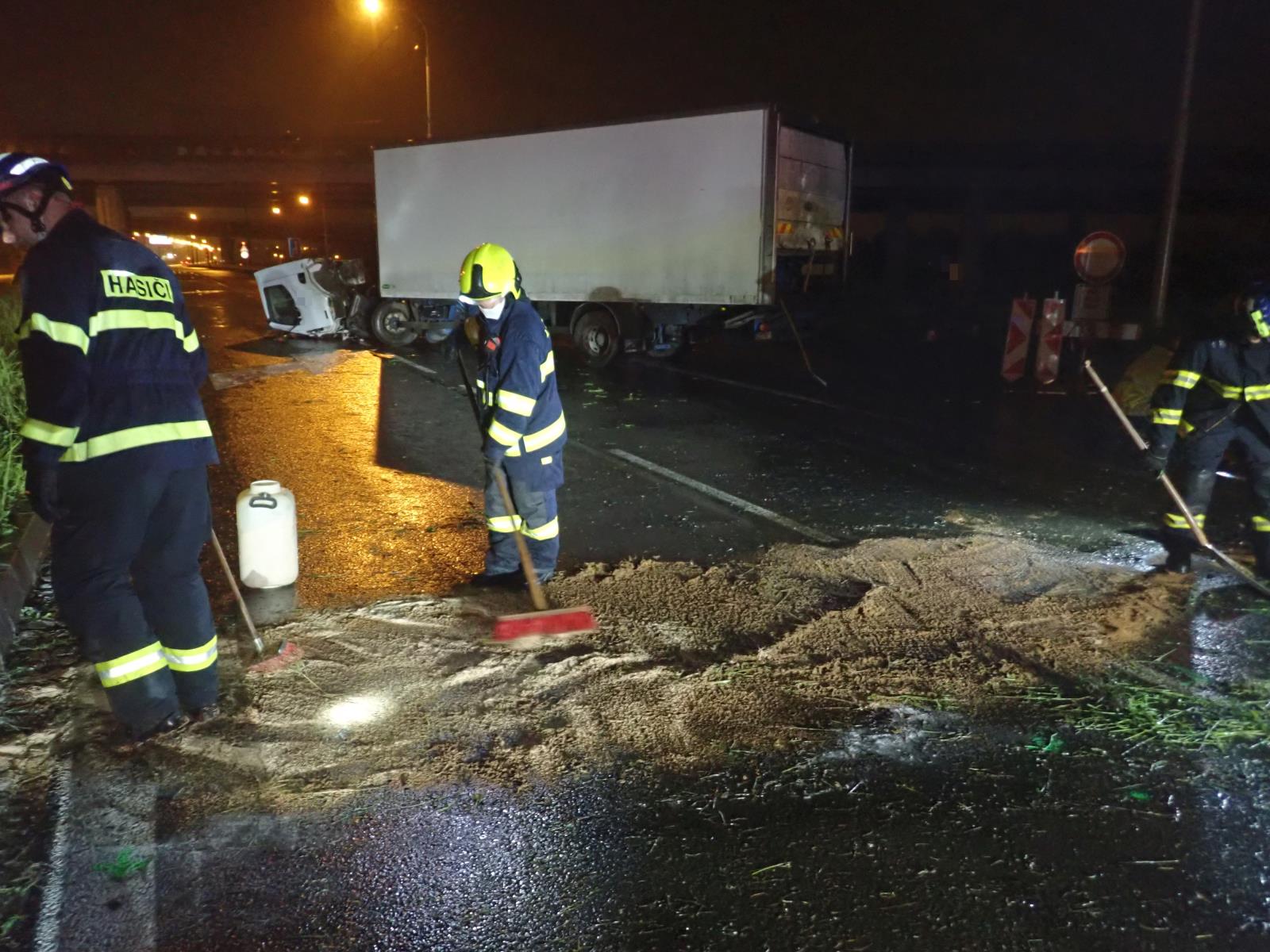 ZLK_DN_hasiči HZS Zlínského kraje likvidují provozní kapaliny z vozovky.jpg