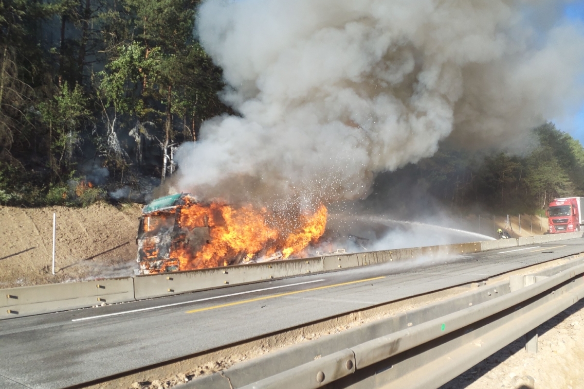 JMK_Požár kamionu na dálnici D1_pohled na hořící vůz.jpg