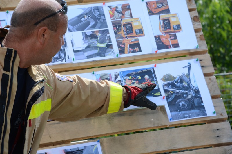 Rescue meeting 2019_instruktor vysvětluje problematiku na fotografiích.jpg