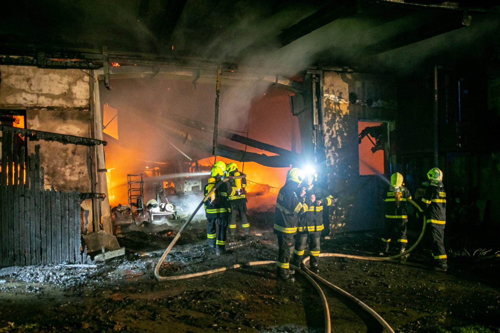 KHK_Požár zemědělské budovy v Teplicích nad Metují_hasiči při zásahu vně objektu_2 vodní proudy.jpg