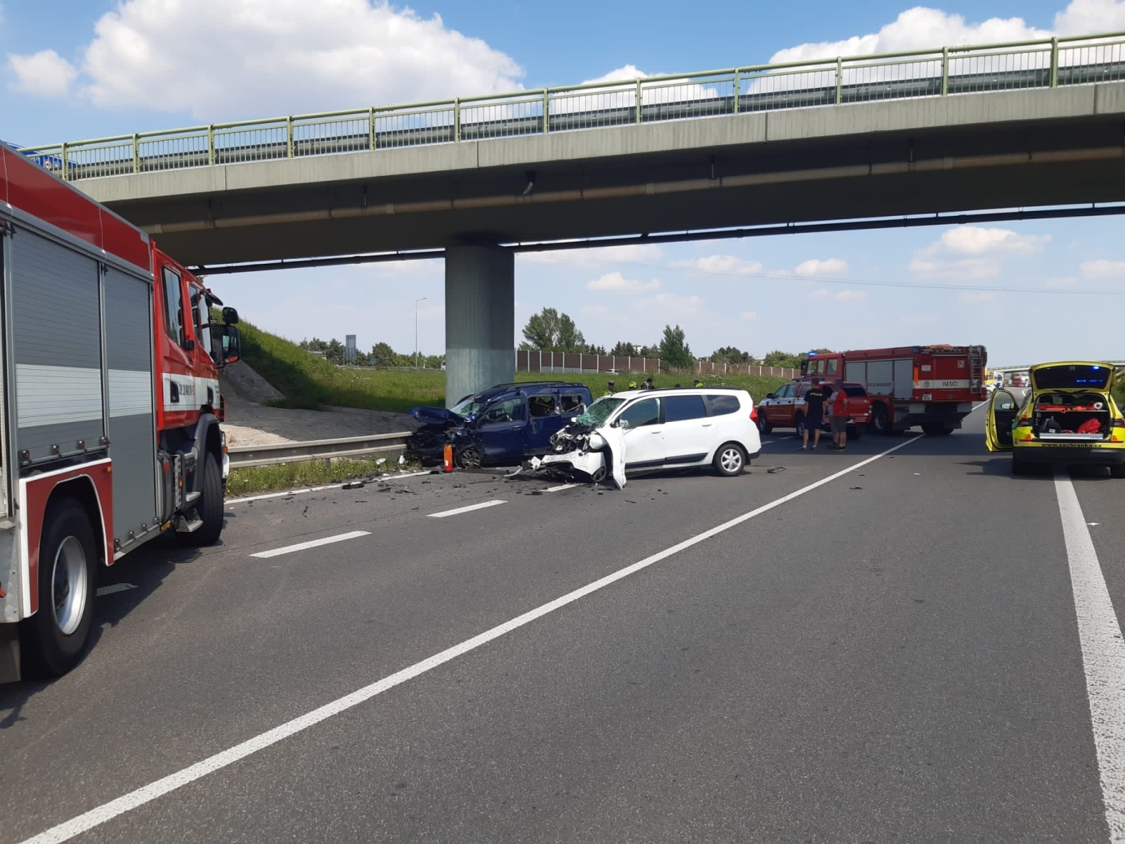 001-Vážná dopravní nehoda na obchvatu Kolína.jpg