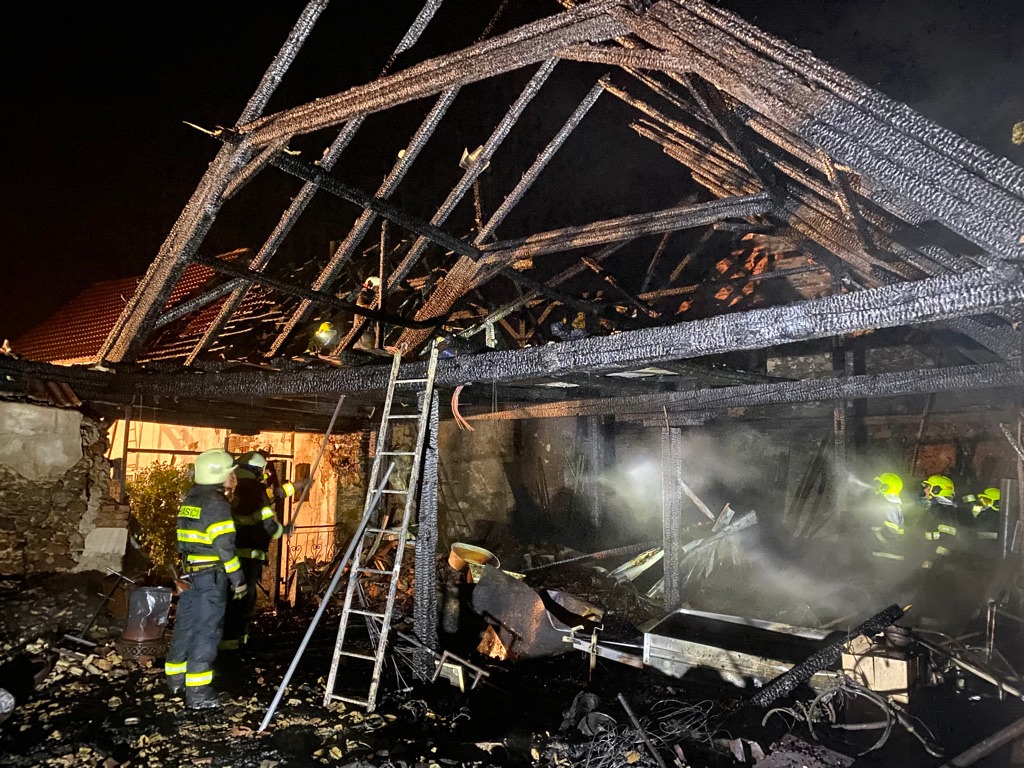 Požár stodoly, Zvíkov - 25. 7. 2021 (2).jpg