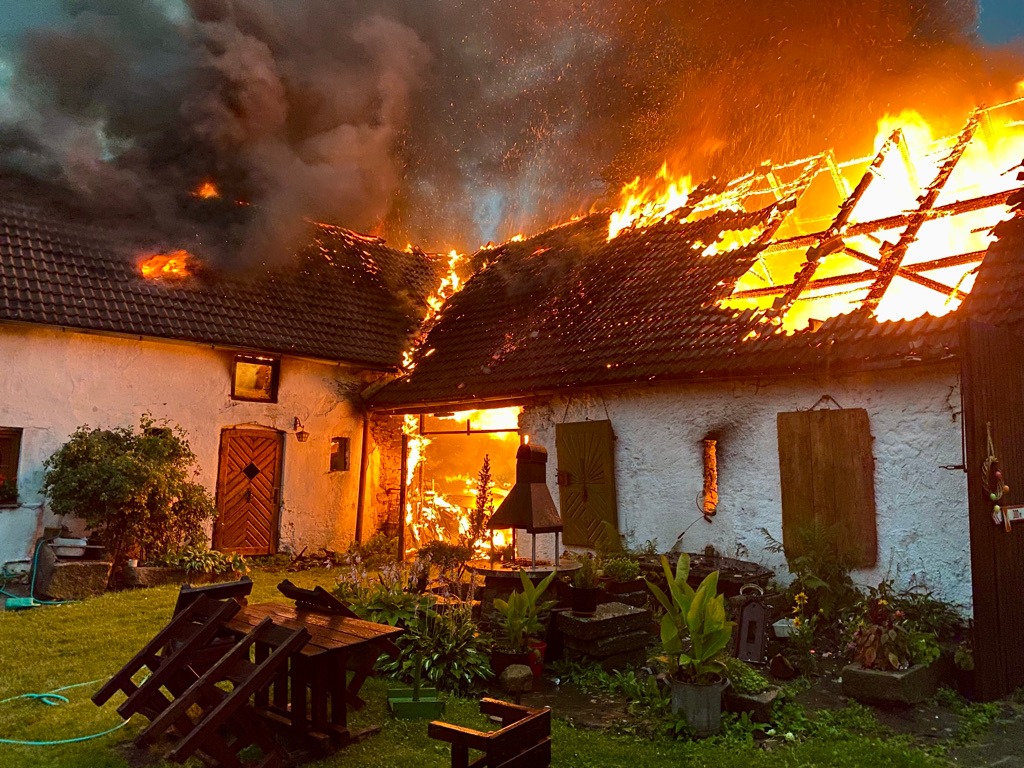 Požár stodoly, Zvíkov - 25. 7. 2021 (5).jpg