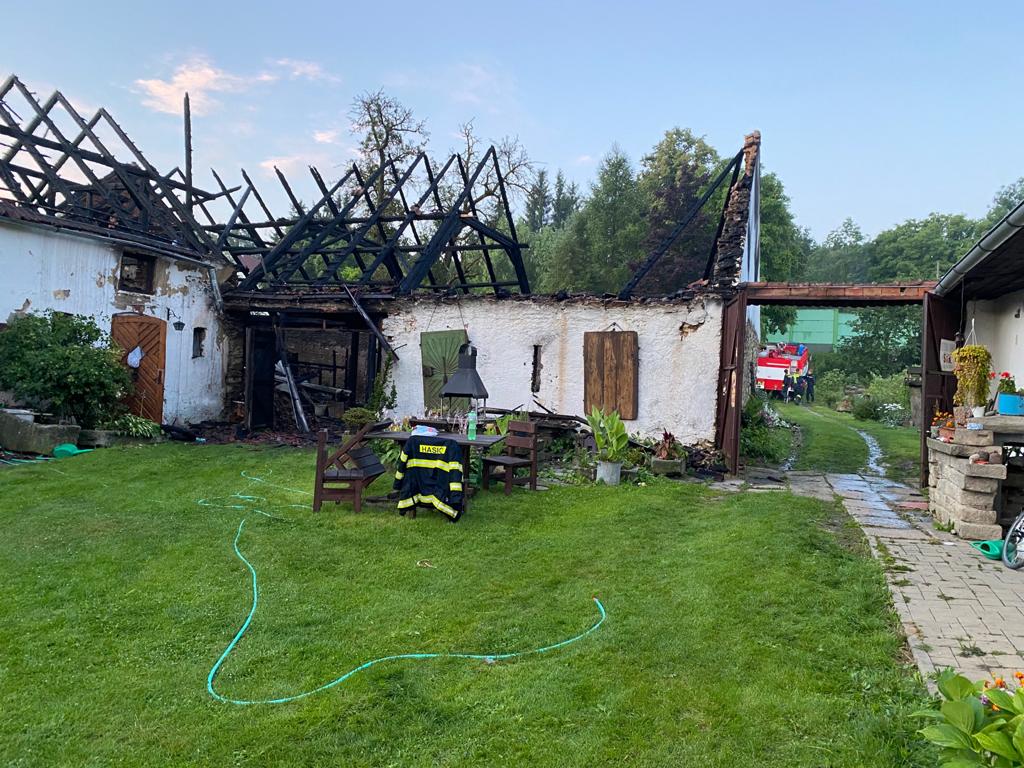 Požár stodoly, Zvíkov - 25. 7. 2021 (7).jpg