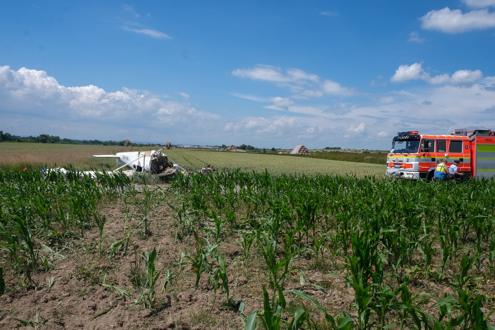 15_MSK_Nehoda Cessny v Zábřehu_havarovaný letoun na poli a hasičská technika.jpg