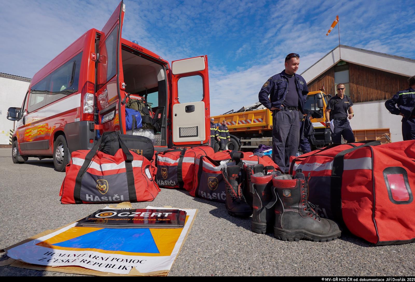 Čeští hasiči vyrazili na pomoc Řecku zasaženému ničivými požáry_hasiči  nakládají zavazadla do vozů.jpg