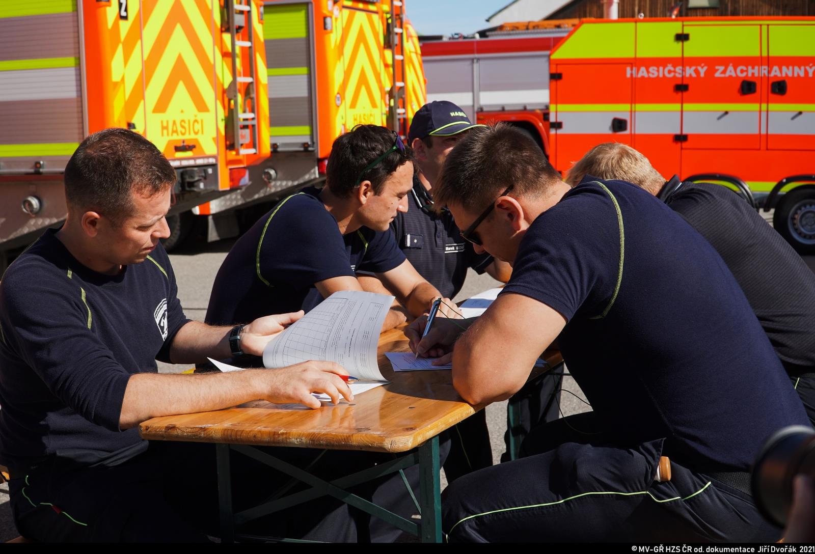 Čeští hasiči vyrazili na pomoc Řecku zasaženému ničivými požáry_hasiči  vyplňují doklady.jpg
