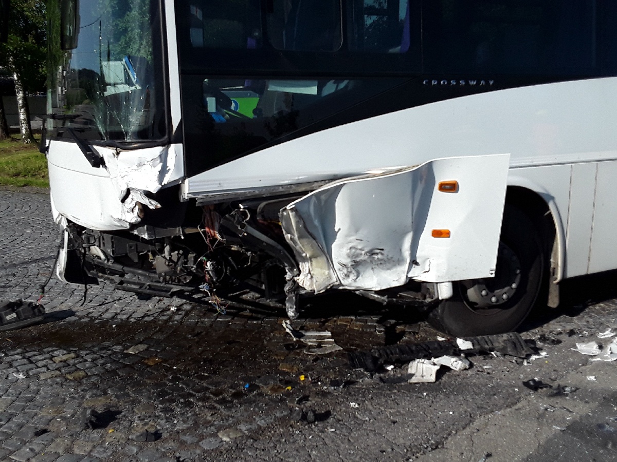 Při nehodě autobusu a osobního vozu ve Velké Bíteši se zranili tři lidé