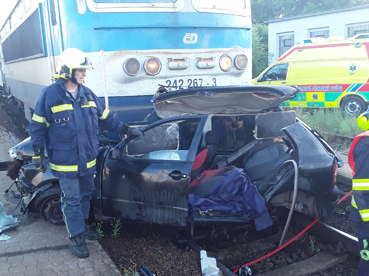 Tři jednotky hasičů zasahovaly u železniční dopravní nehody v Jihlávce.