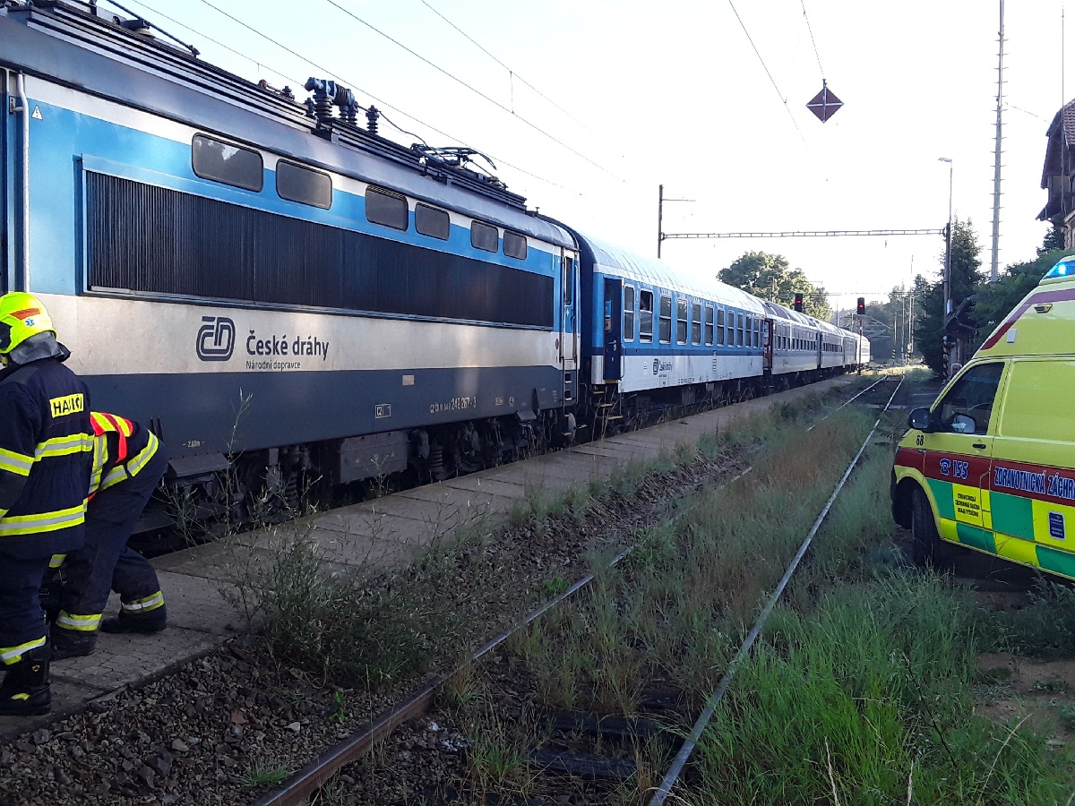 Tři jednotky hasičů zasahovaly u železniční dopravní nehody v Jihlávce.