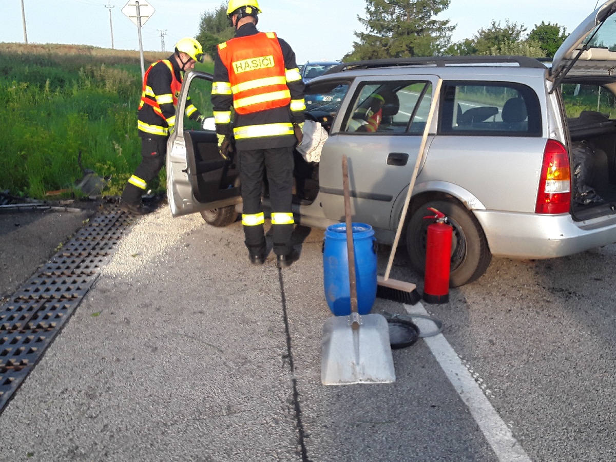 Třebíčští profesionální hasiči zasahovali u dopravní nehody osobního vozidla u Markvartic.