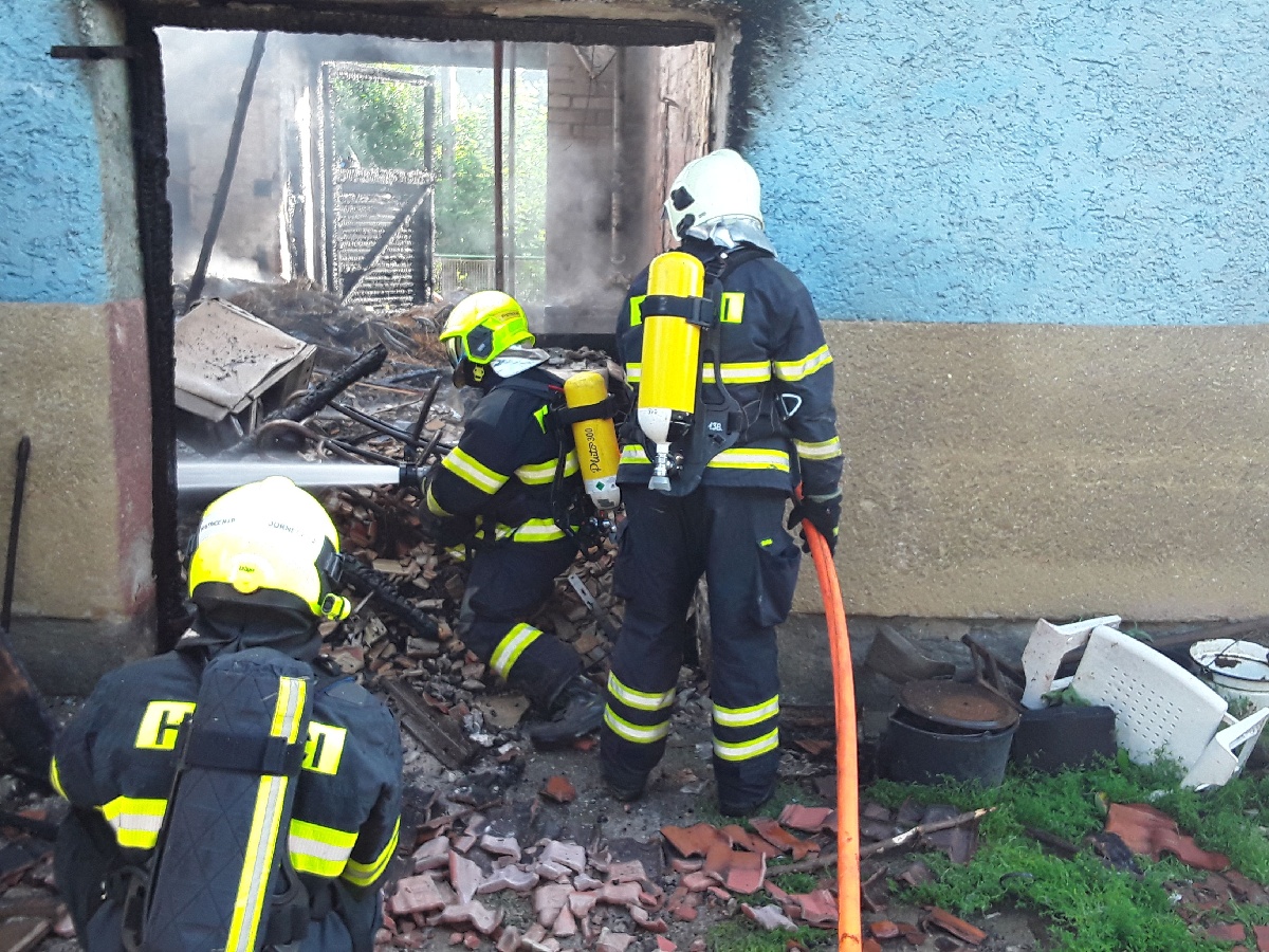 Pět jednotek hasičů hasilo požár rodinného domu v Josefově.