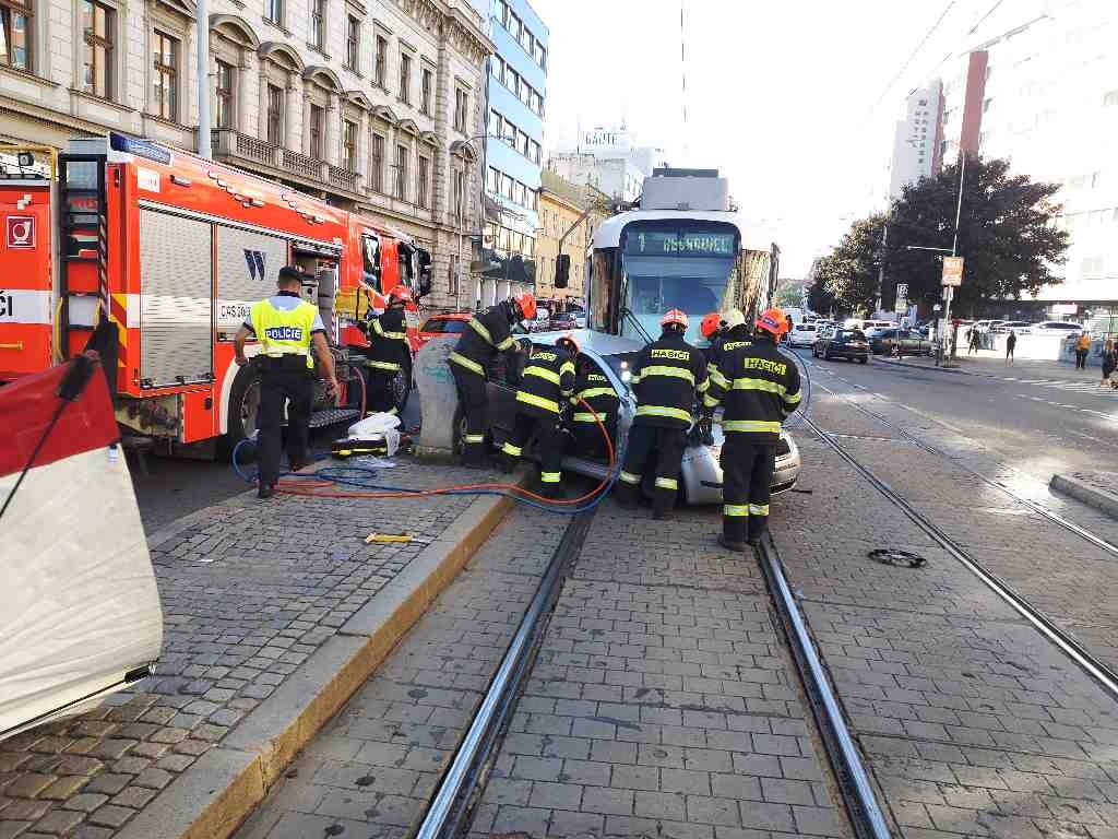 nehoda OA a tramvaje (6).jpg